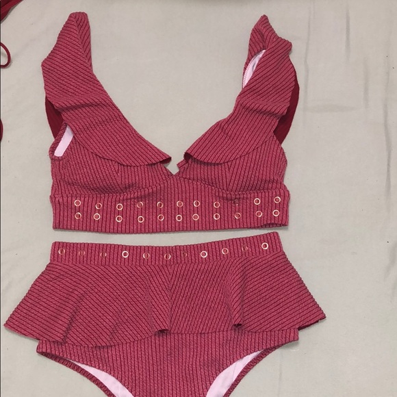 Cutest bikini ruffle set with gold accents - Picture 1 of 3
